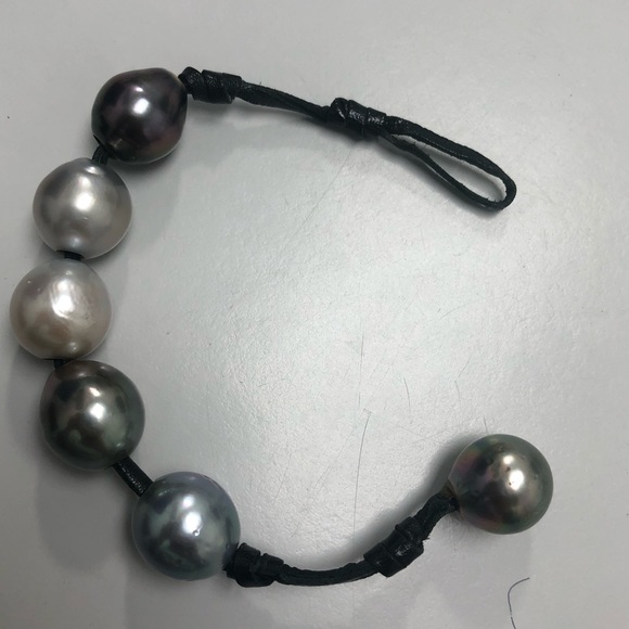 South sea pearls with Black leather bracelet - Picture 2 of 4